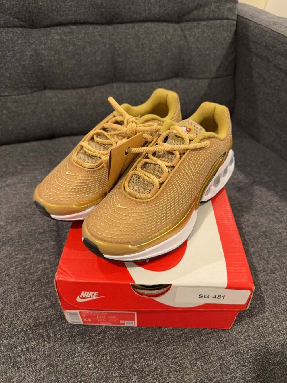 7W - Nike W Air Max Dn PRM Metallic Gold Sneakers